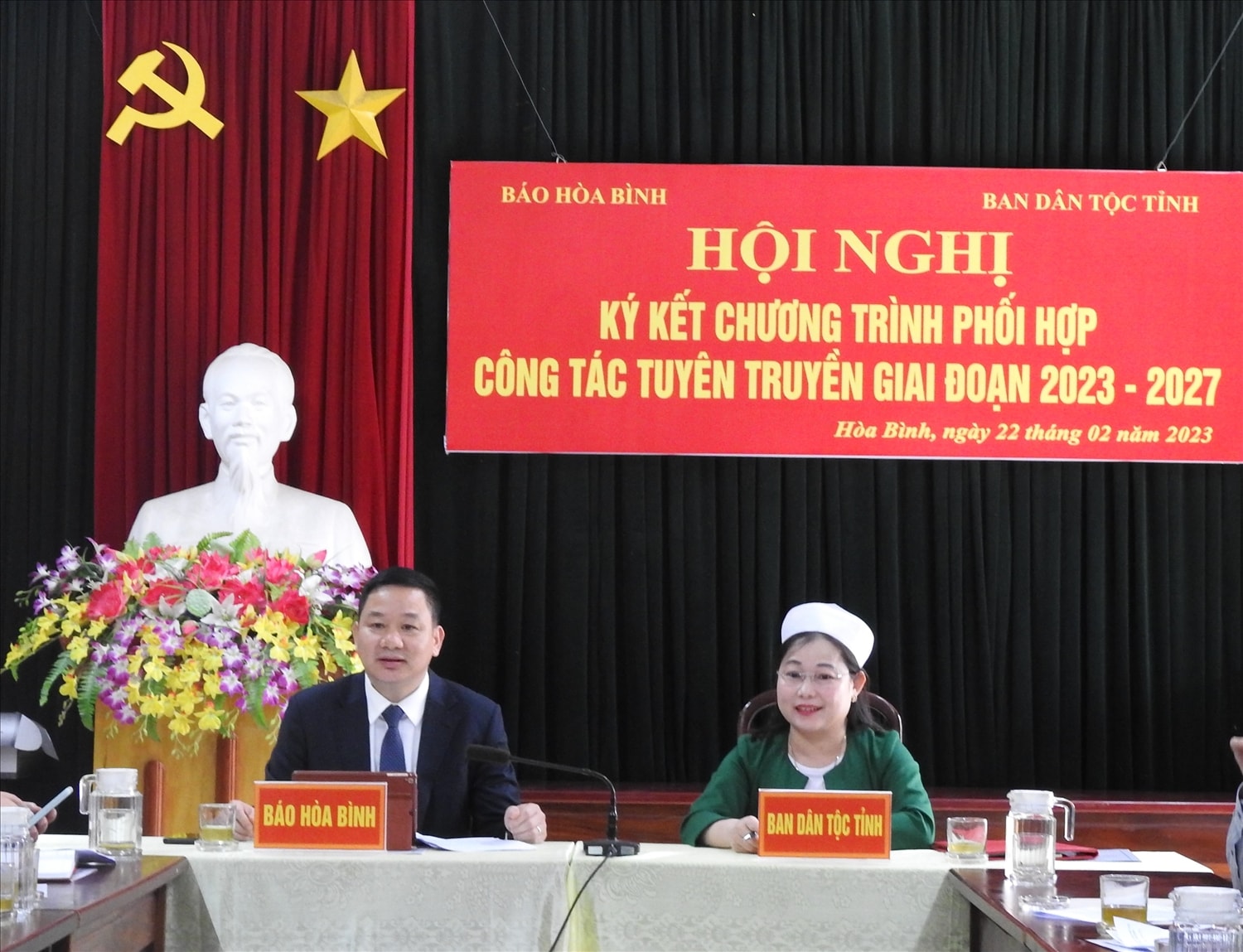Tỉnh ủy viên, Trưởng Ban Dân tộc tỉnh Hòa Bình Đinh Thị Thảo và Tổng Biên tập Báo Hòa Bình Nguyễn Mạnh Tuấn đồng chủ trì Hội nghị