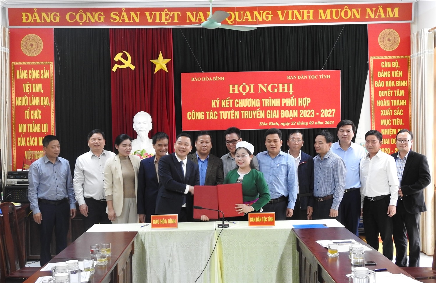 Ban Dân tộc tỉnh Hòa Bình và Báo Hòa Bình kí kết chương trình phối hợp công tác tuyên truyền