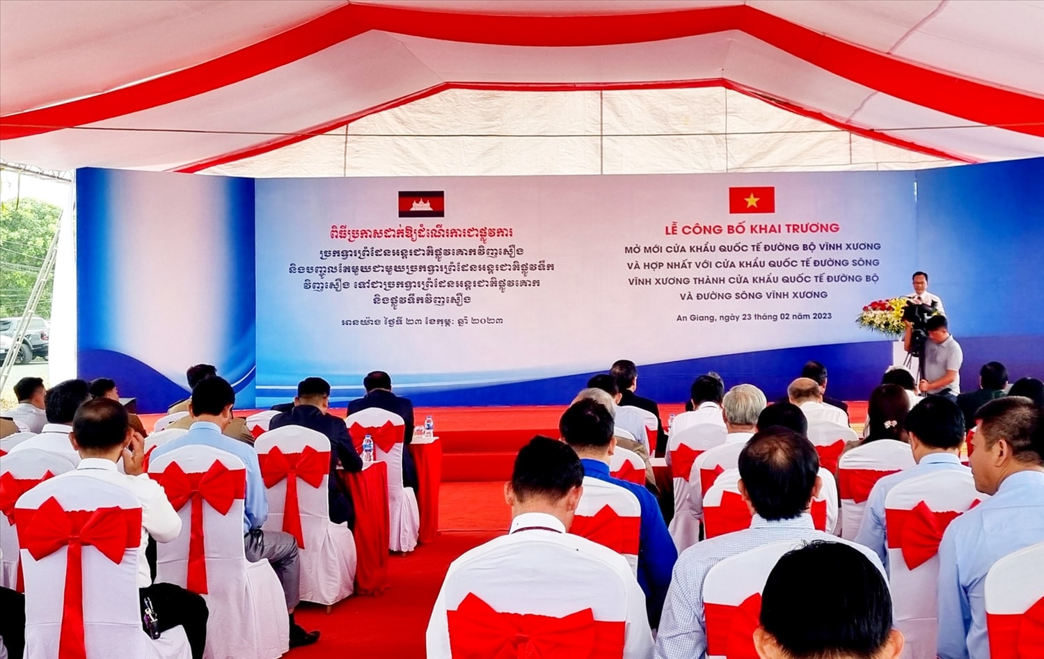 Các đại biểu phía Việt Nam tham gia buổi lễ 
