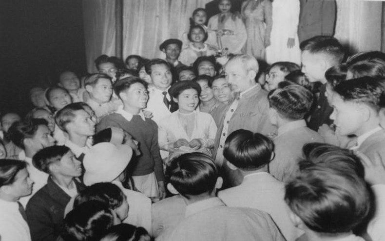 Chủ tịch Hồ Chí Minh thăm diễn viên Đoàn Văn công nhân dân Trung ương sau buổi biểu diễn tại Phủ Chủ tịch, ngày 31/12/1956. (Ảnh tư liệu) Chủ tịch Hồ Chí Minh thăm diễn viên Đoàn Văn công nhân dân Trung ương sau buổi biểu diễn tại Phủ Chủ tịch, ngày 31/12/1956. (Ảnh tư liệu)