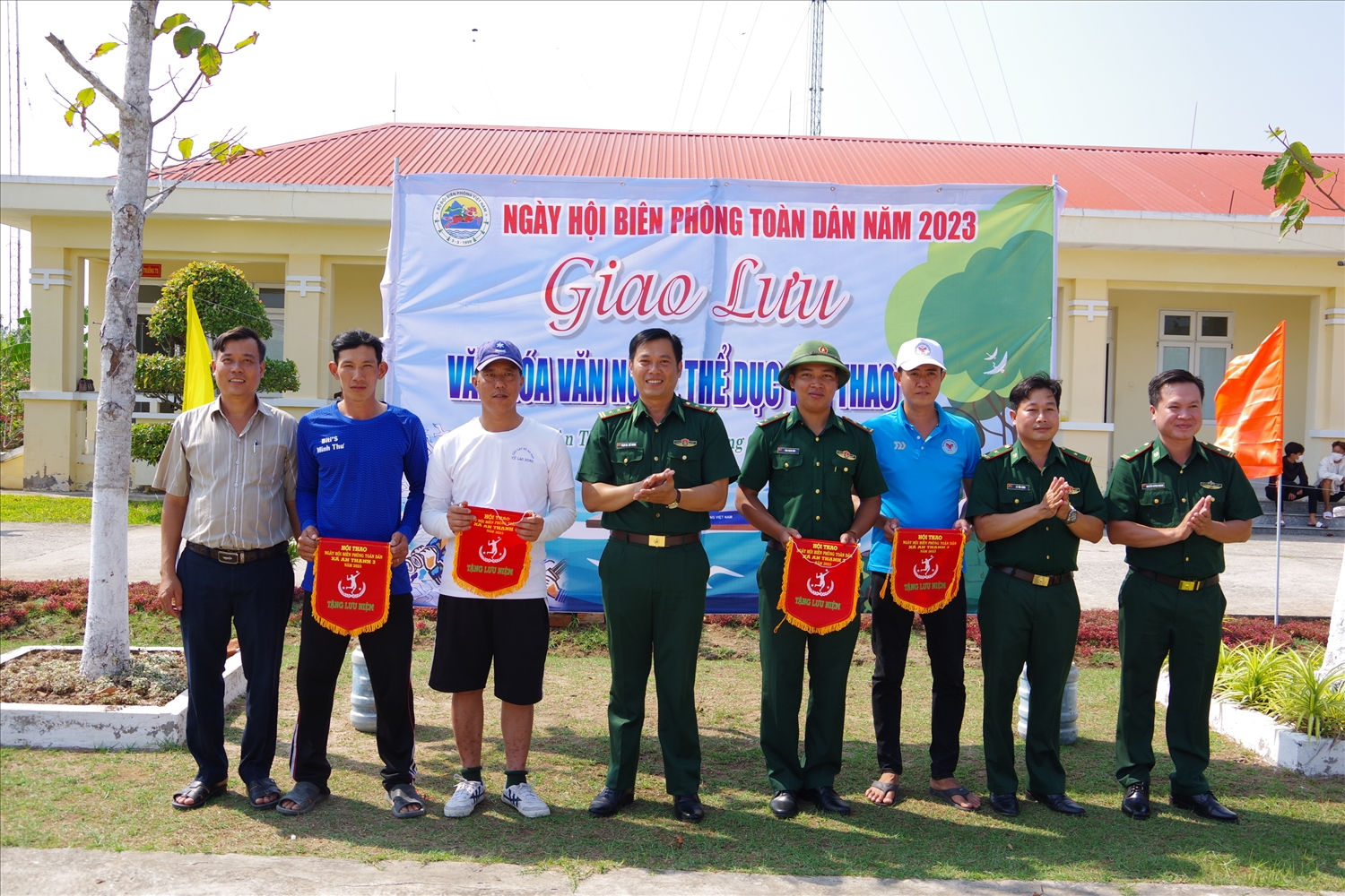 Ban tổ chức trao cờ lưu niệm cho các đội tham gia giao lưu