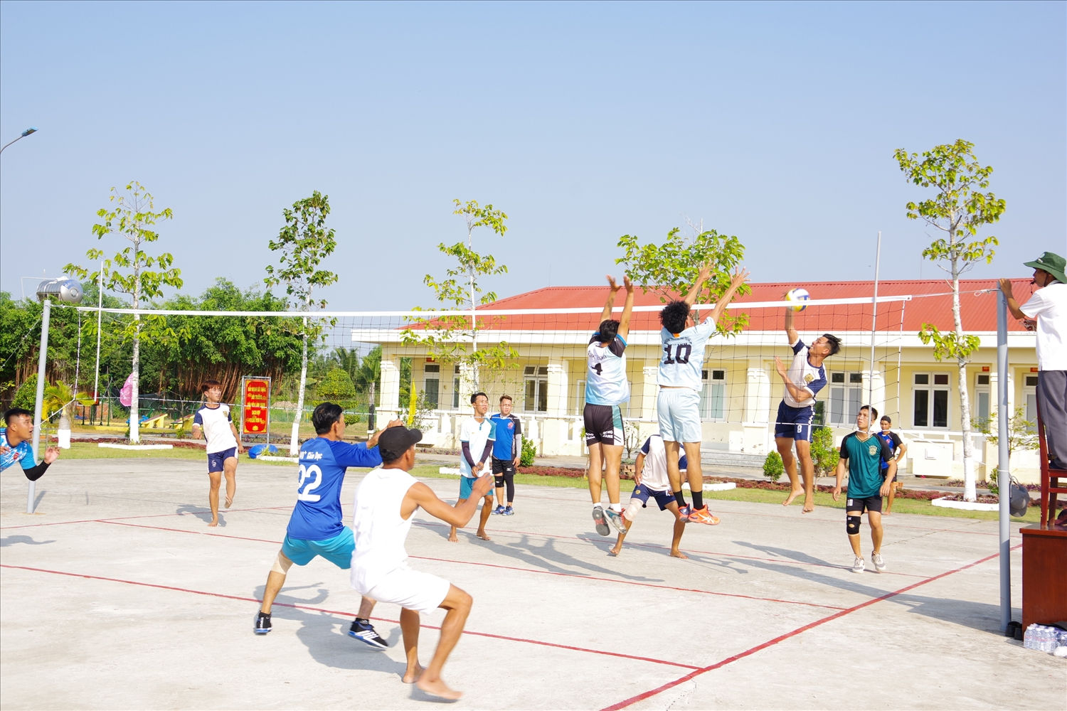Các đội  bóng chuyền Nam đang thi đấu với tinh thần giao lưu và rèn luyện sức lực