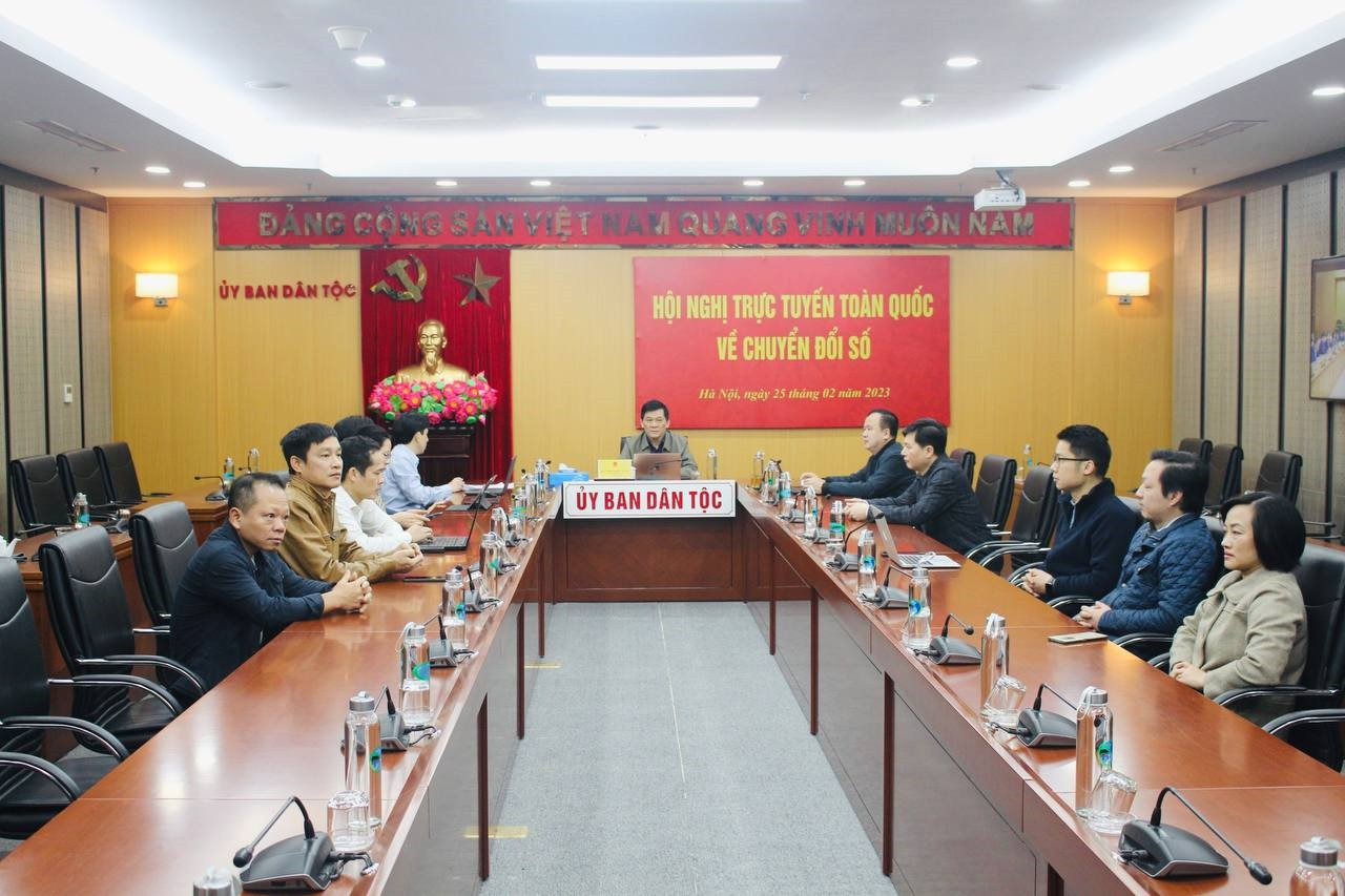 Thứ trưởng, Phó Chủ nhiệm Ủy ban Dân tộc Nông Quốc Tuấn và các đại biểu tham dự Hội nghị tại điểm cầu Ủy ban Dân tộc 