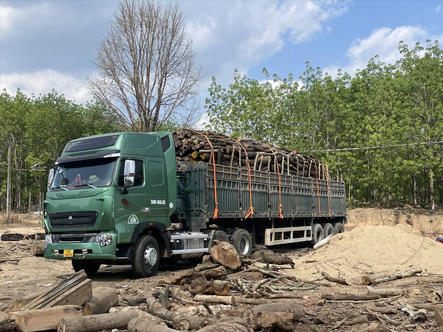 Xe chở gỗ bị phát hiện khi chuẩn bị rời khỏi hiện trường với lượng hàng hóa khoảng 50 tấn tại xã Ia Kriêng, huyện Đức Cơ Xe chở gỗ bị phát hiện khi chuẩn bị rời khỏi hiện trường với lượng hàng hóa khoảng 50 tấn tại xã Ia Kriêng, huyện Đức Cơ