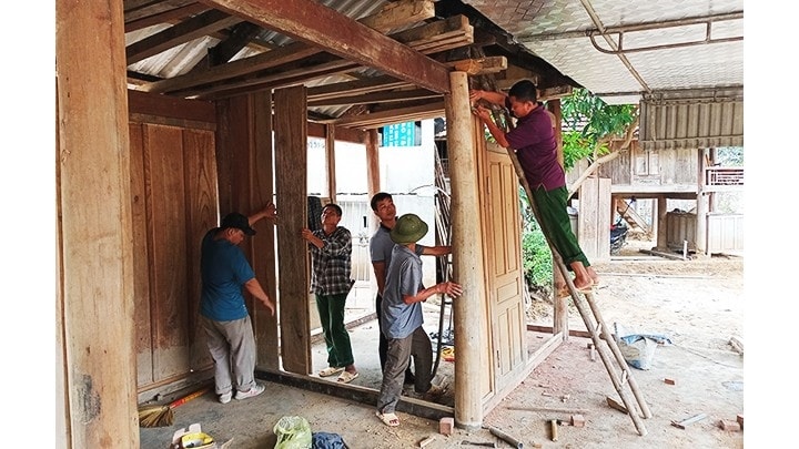 Nhà ông Kha Văn Quang được bà con và người dân giúp dựng lại để ổn định cuộc sống