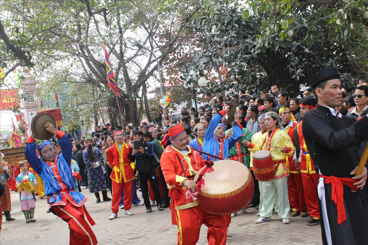 Phần múa của đội kèn, trống, nhị, thanh la