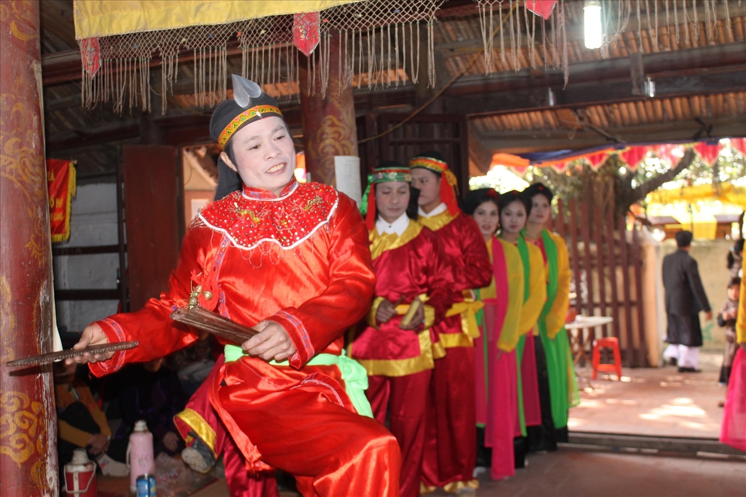 Đội múa sinh tiền làm lễ tại từ chỉ trước khi nhập vào đoàn rước