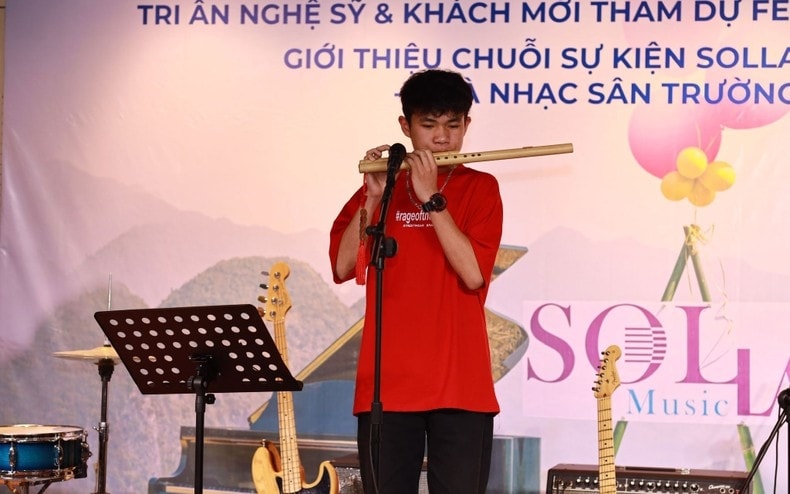 Bạn trẻ Hà Quang Thái chơi sáo tại một buổi biểu diễn của Solla Music Bạn trẻ Hà Quang Thái chơi sáo tại một buổi biểu diễn của Solla Music