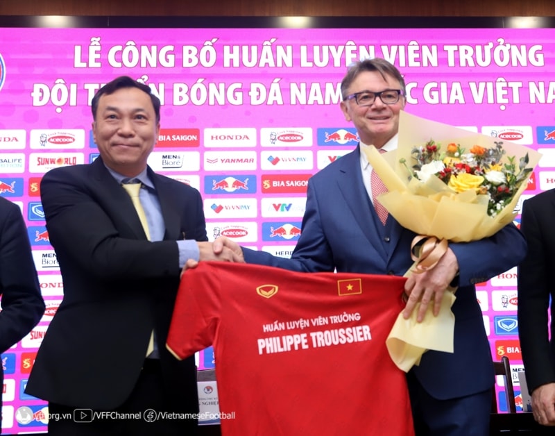 Chủ tịch LĐBĐVN Trần Quốc Tuấn trao hoa và áo của ĐTVN cho HLV Philippe Troussier (Ảnh VFF)