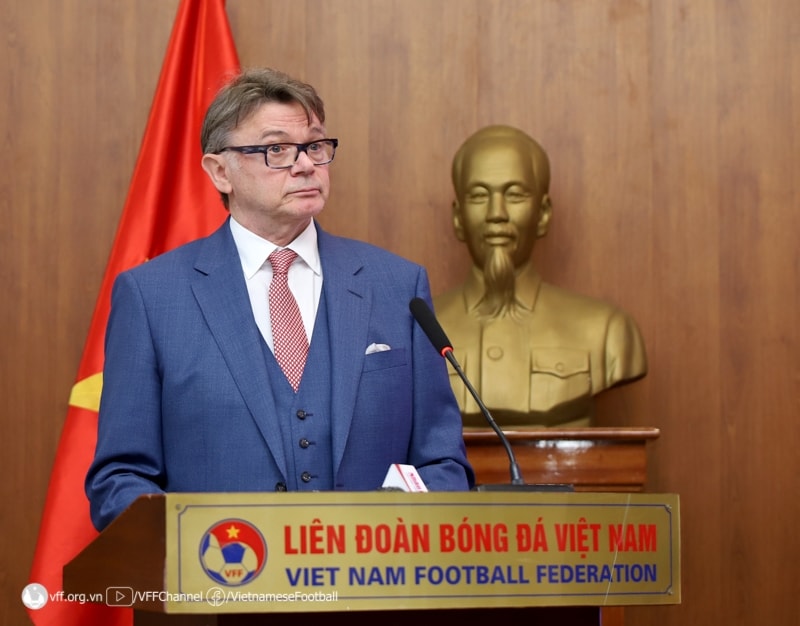 HLV Philippe Troussier phát biểu tại lễ ký kết (Ảnh VFF)