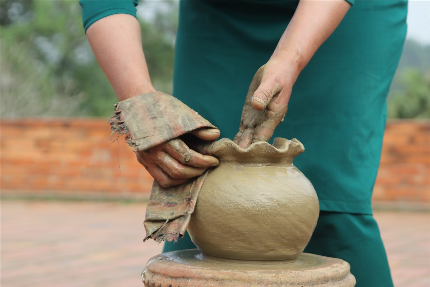 Những sản phẩm làm bằng gốm được nặn bằng tay vốn chất chứa nhiều công sức và sự tỉ mỉ của người dân làng Bàu Trúc Những sản phẩm làm bằng gốm được nặn bằng tay vốn chất chứa nhiều công sức và sự tỉ mỉ của người dân làng Bàu Trúc