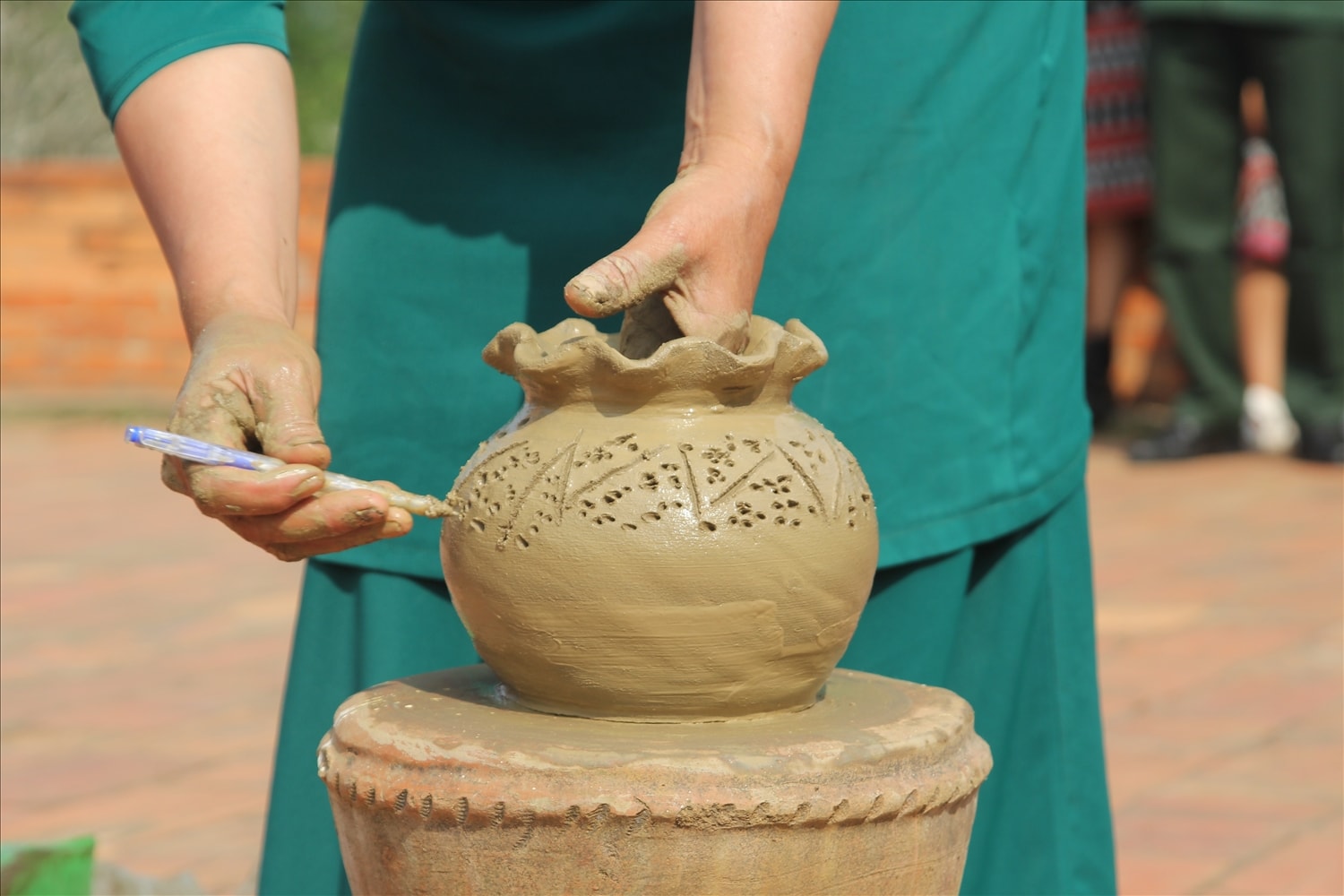 Hoa văn trên sản phẩm của làng gốm Bàu Trúc vốn là những hình ảnh dân dã, mang đậm nét đời thường, gần gũi Hoa văn trên sản phẩm của làng gốm Bàu Trúc vốn là những hình ảnh dân dã, mang đậm nét đời thường, gần gũi
