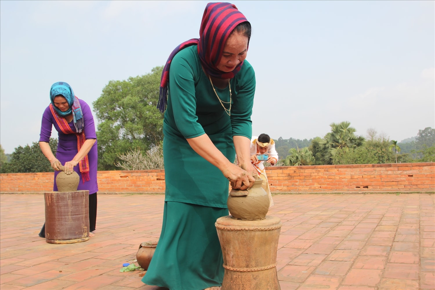 Các nghệ nhân làm gốm Bàu Trúc, trình diễn làm gốm tại Làng Văn hoá Du lịch các Dân tộc Việt Nam Các nghệ nhân làm gốm Bàu Trúc, trình diễn làm gốm tại Làng Văn hoá Du lịch các Dân tộc Việt Nam