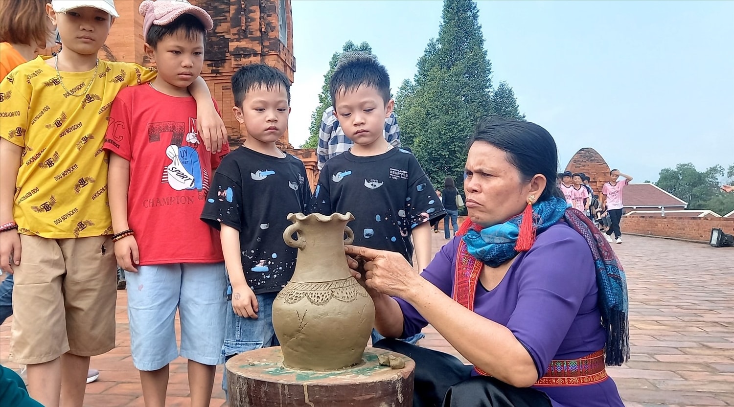 Màn tái hiện làm gốm Bàu Trúc tại Làng Văn hoá Du lịch các dân tộc Việt Nam thu hút các du khách nhí Màn tái hiện làm gốm Bàu Trúc tại Làng Văn hoá Du lịch các dân tộc Việt Nam thu hút các du khách nhí