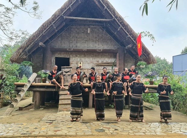 Đồng bào dân tộc Ê đê giới thiệu các bài hát, điệu xoang của dân tộc mình trong không khí vui tươi mừng Đảng, mừng Xuân. Ảnh: Hoàng Tâm