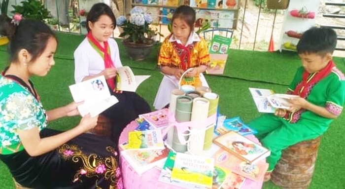 Các em học sinh thích thú với những cuốn truyện trong thư viện
