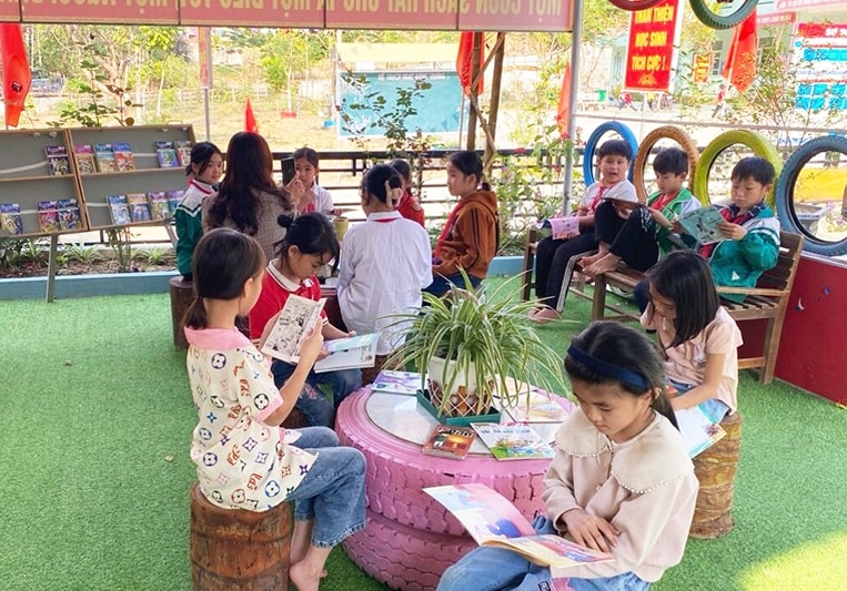 Từ khi thư viện được hoàn thành, các em học sinh chăm đến thư viện đọc và học nhiều điều bổ ích, lý thú từ sách