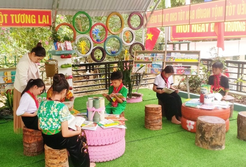 Từ những vật dụng tưởng chừng bỏ đi như lốp xe ô tô, vỏ chai nhựa, thủy tinh… bằng sự khéo léo, cán bộ, giáo viên trong trường đã biến thành đồ dùng trang trí đặc sắc, bắt mắt