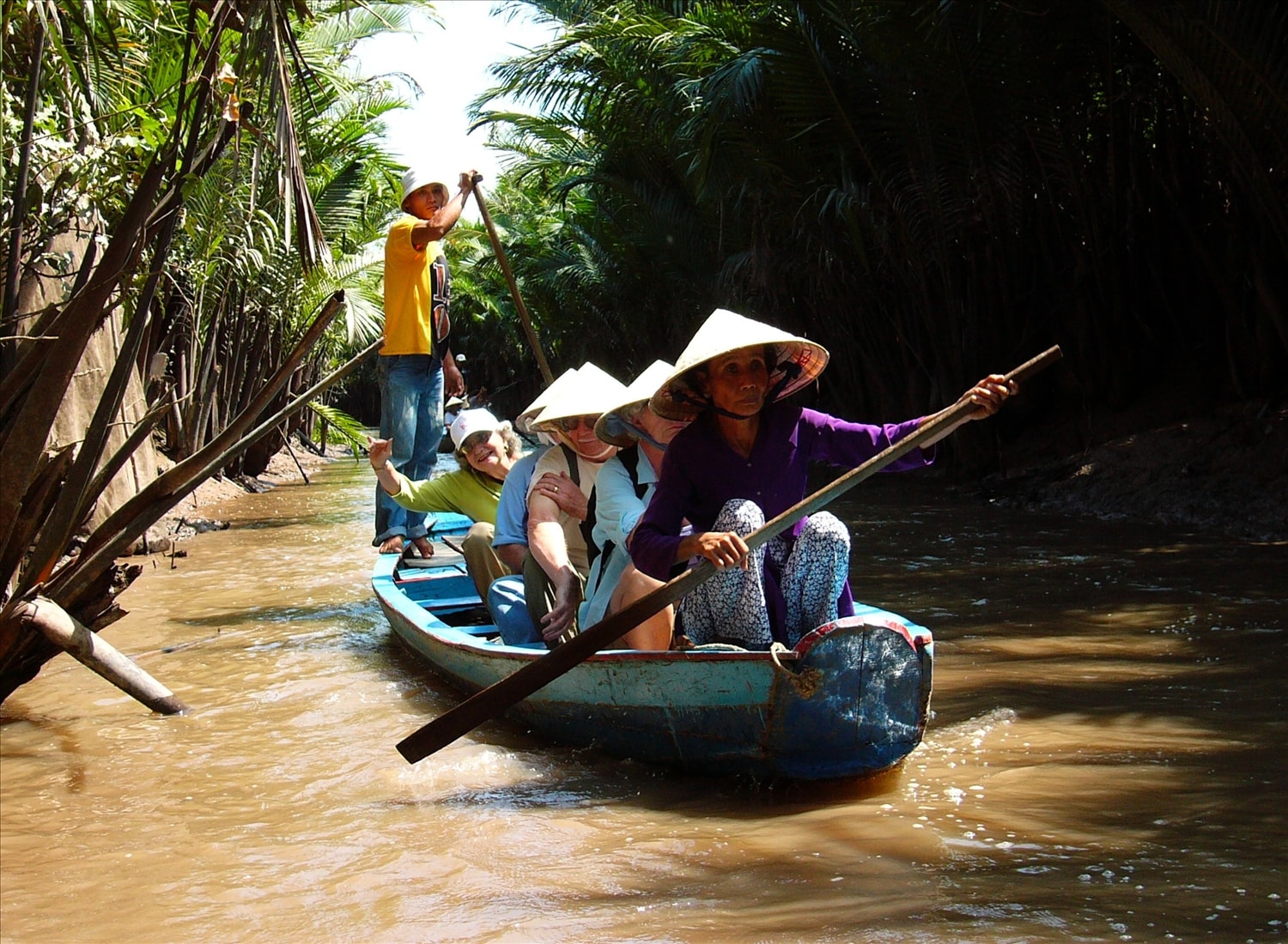 Xuồng chèo đưa rước khách du lịch trải nghiệm trên bến rạch Cầu Chùa (xã Tân Thạch, huyện Châu Thành, tỉnh Bến Tre)