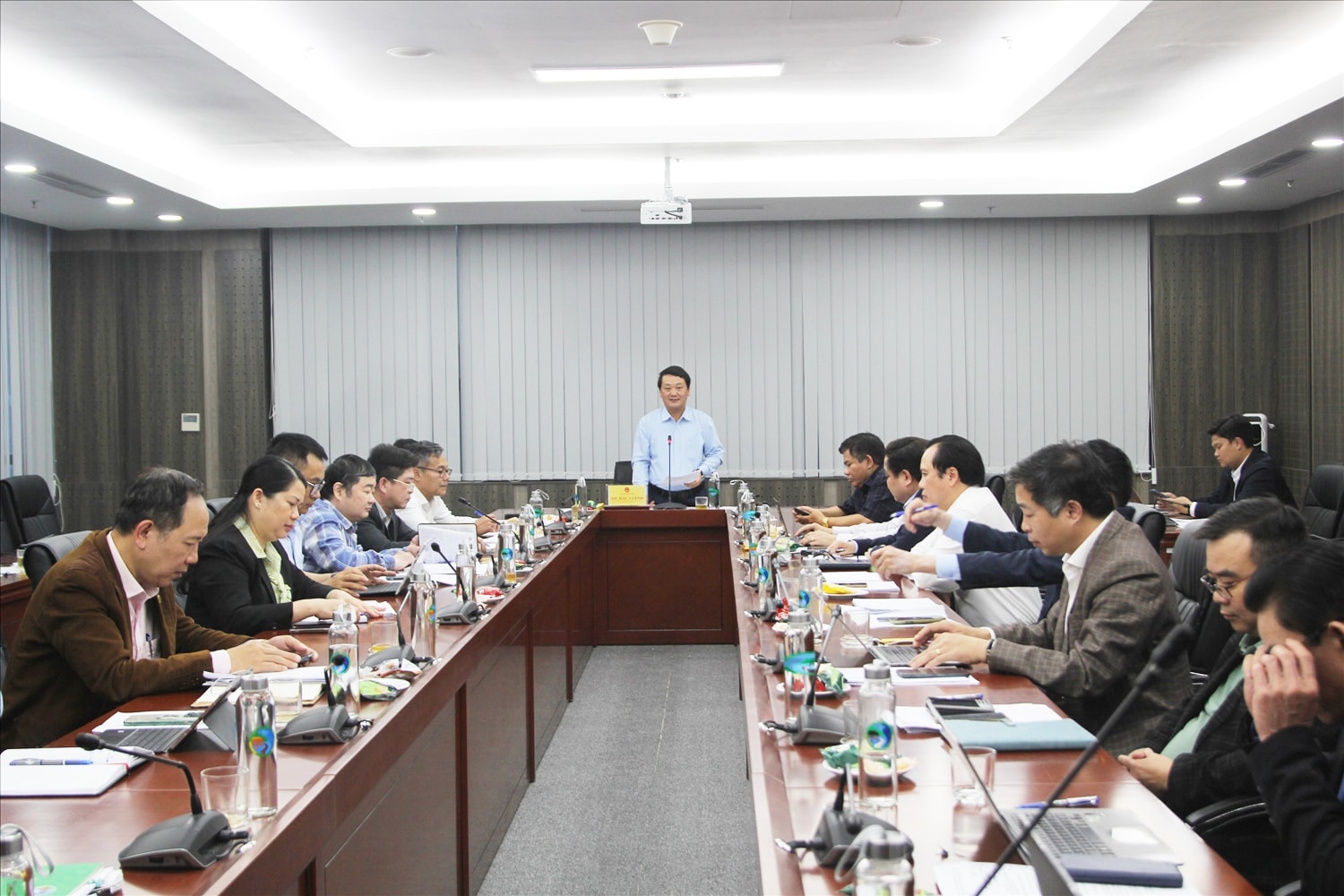 Quang cảnh cuộc họp