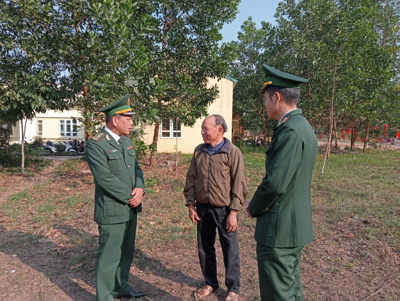 Những Người có uy tín xã Bắc Sơn thường xuyên trao đổi, thông tin với lực lượng biên phòng