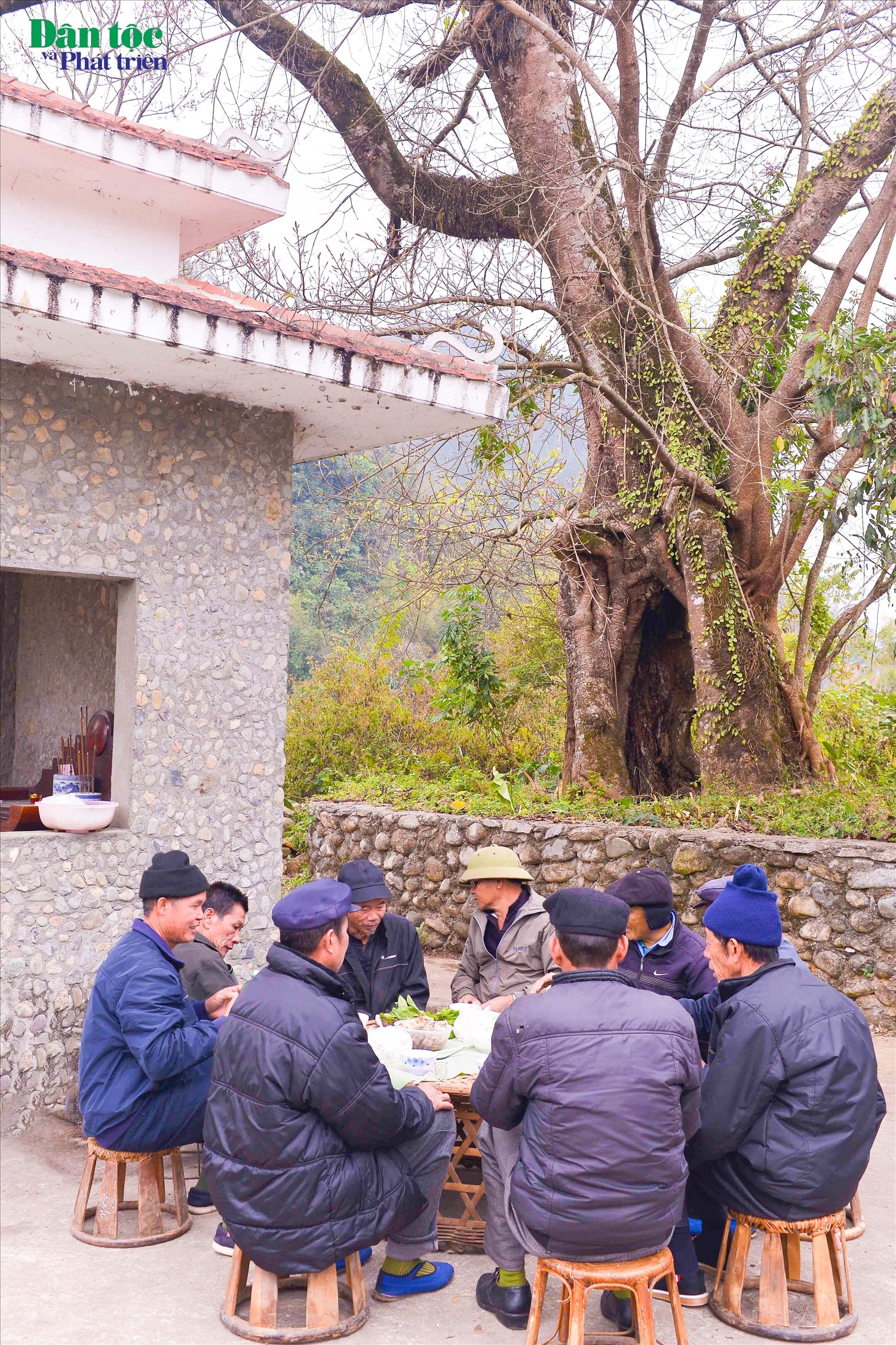 Mâm cỗ dành riêng cho thầy cúng và các cao niên của bản được bày ngay cạnh miếu thờ thần thổ địa, nơi có gốc cây đa thiêng của bản