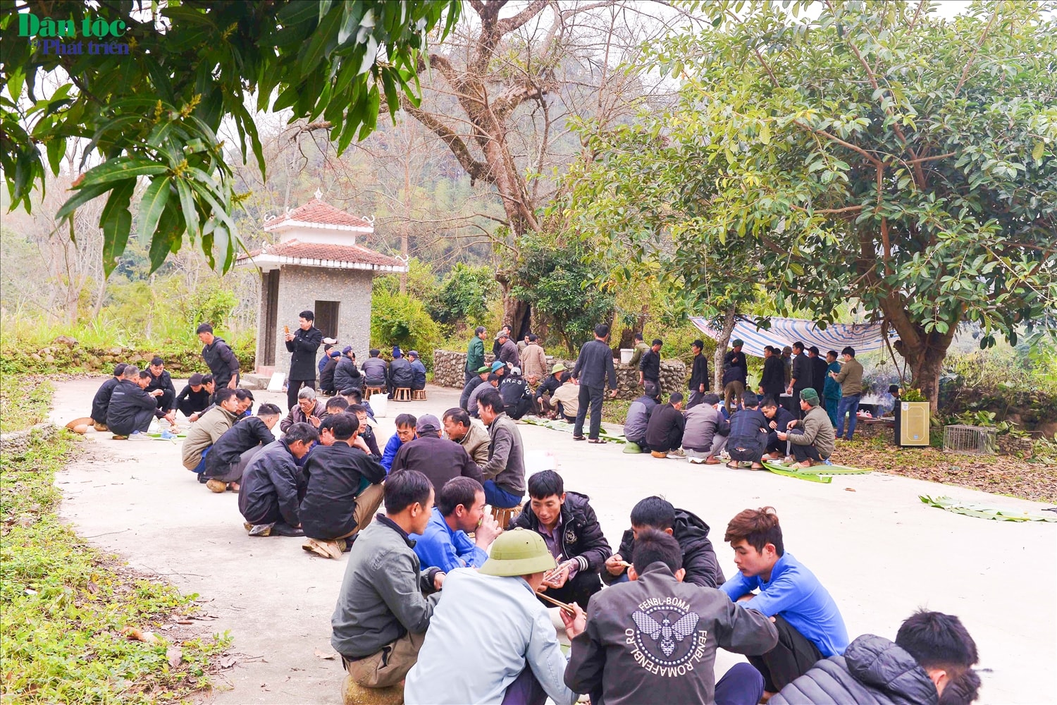Chỉ những người đàn ông khỏe mạnh, có phẩm chất tốt mới được vào khu vực hành lễ và thụ lễ