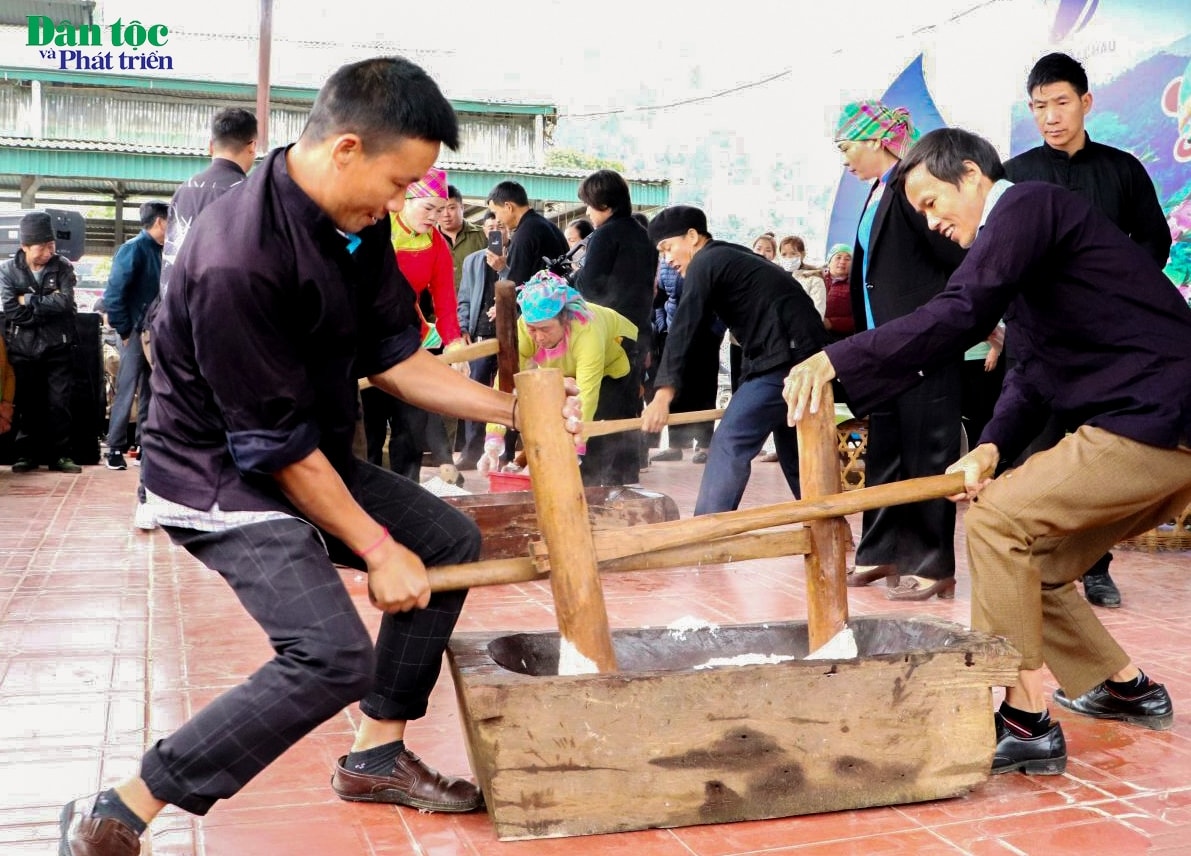 Mở màn phần thi ẩm thực là màn giã bánh giày của các chàng trai người Giáy khá kịch tính