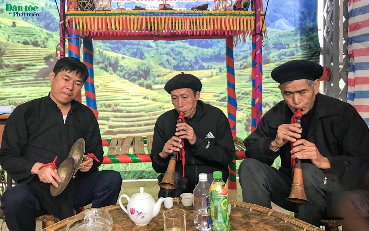 Tại các không gian văn hóa, tiết mục thổi kèn Pí Kẻo của các nghệ nhân người Giáy xã San Thàng hấp dẫn người xem