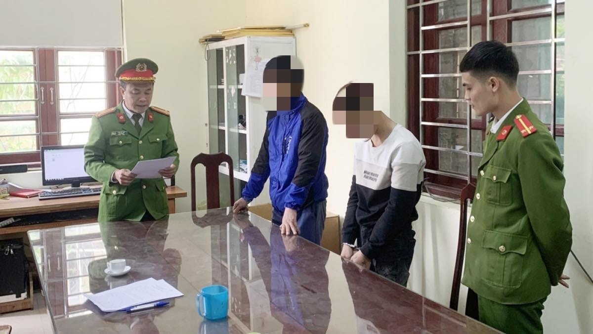 Cơ quan công an thi hành Lệnh tạm giữ trong trường hợp khẩn cấp đối với Nông Văn Minh (áo trắng) về hành vi “Hiếp dâm người dưới 16 tuổi” tại Bắc Giang Cơ quan công an thi hành Lệnh tạm giữ trong trường hợp khẩn cấp đối với Nông Văn Minh (áo trắng) về hành vi “Hiếp dâm người dưới 16 tuổi” tại Bắc Giang