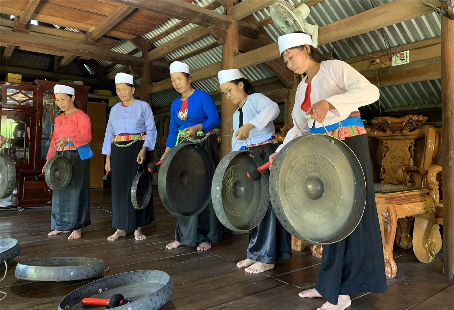 Đội cồng chiêng thôn 3, xã Trà Giang, huyện Bắc Trà My, tỉnh Quảng Nam vẫn định kỳ đội tổ chức các buổi sinh hoạt, tập luyện đánh cồng chiêng Đội cồng chiêng thôn 3, xã Trà Giang, huyện Bắc Trà My, tỉnh Quảng Nam vẫn định kỳ đội tổ chức các buổi sinh hoạt, tập luyện đánh cồng chiêng