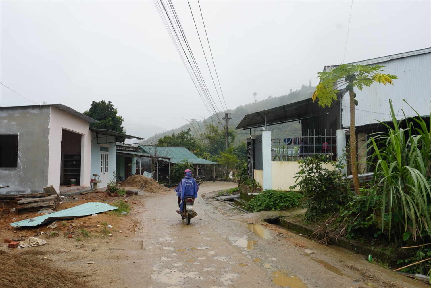 Từ sự nỗ lực của người dân, sự chung tay của các cấp, chính quyền những ngôi nhà 3 cứng ở xã Mường Hoong đã bắt đầu mọc lên Từ sự nỗ lực của người dân, sự chung tay của các cấp, chính quyền những ngôi nhà 3 cứng ở xã Mường Hoong đã bắt đầu mọc lên