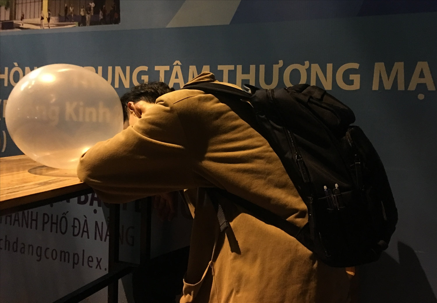 Sau những tràng cười ảo là cảnh nằm bất tỉnh trên bàn. Nguồn: Báo Tiền phong.