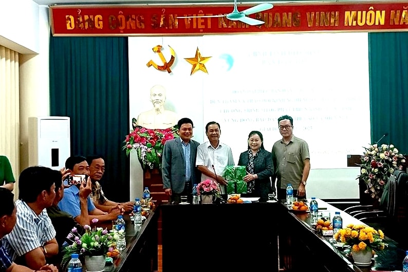 Hai Ban Dân tộc trao đổi quà lưu niệm