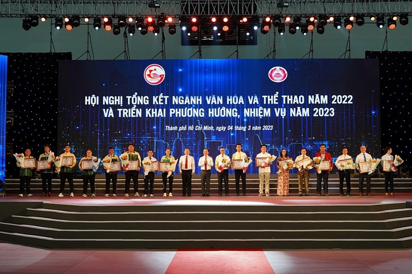Trao tặng Bằng khen cho các tập thể, cá nhân có thành tích xuất sắc trong lĩnh vực Thể thao - Văn hóa trong năm vừa qua