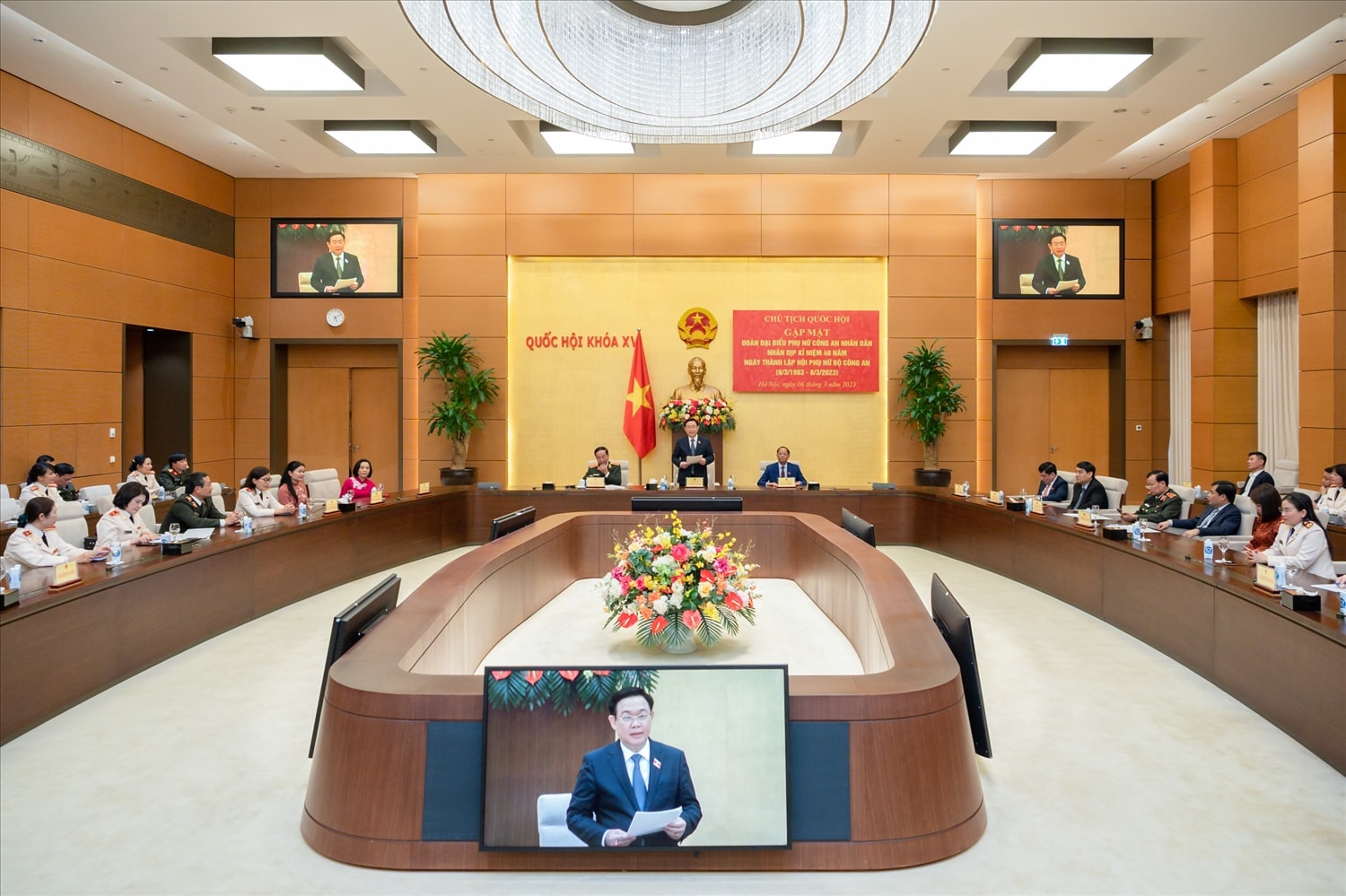 Chủ tịch Quốc hội Vương Đình Huệ gặp mặt Đoàn đại biểu các nữ anh hùng, nữ sĩ quan, nữ chiến sĩ lực lượng Công an nhân dân, đại diện các thế hệ cán bộ Hội Phụ nữ Bộ Công an qua các thời kỳ - Ảnh: TTXVN