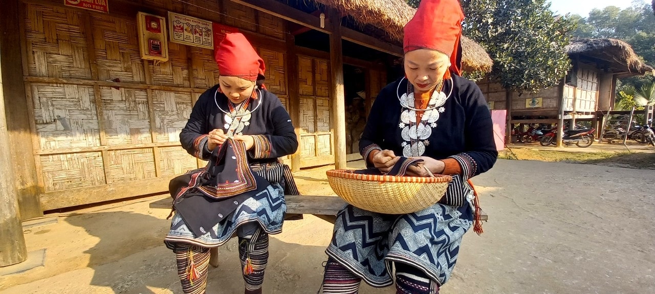 Trang phục của người Dao Tiền cầu kì, tinh tế nhưng phù hợp với tập quán lao động sản xuất của mình