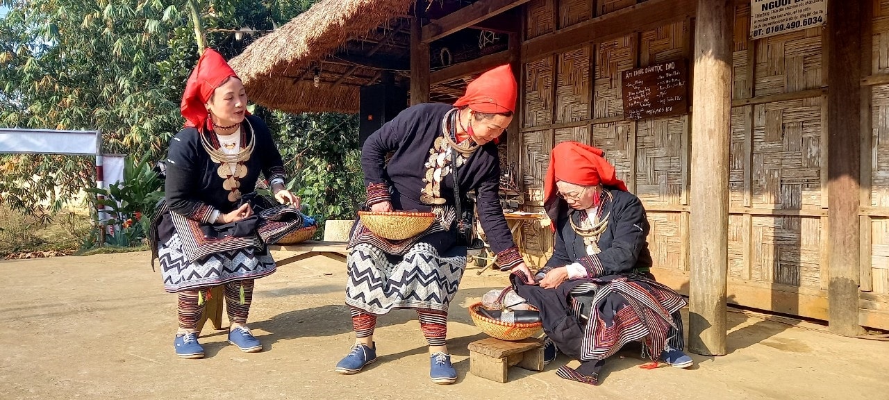 Để hoàn thành một bộ trang phục, người phụ nữ Dao Tiền phải trải qua những công đoạn rất công phu và tỉ mỉ