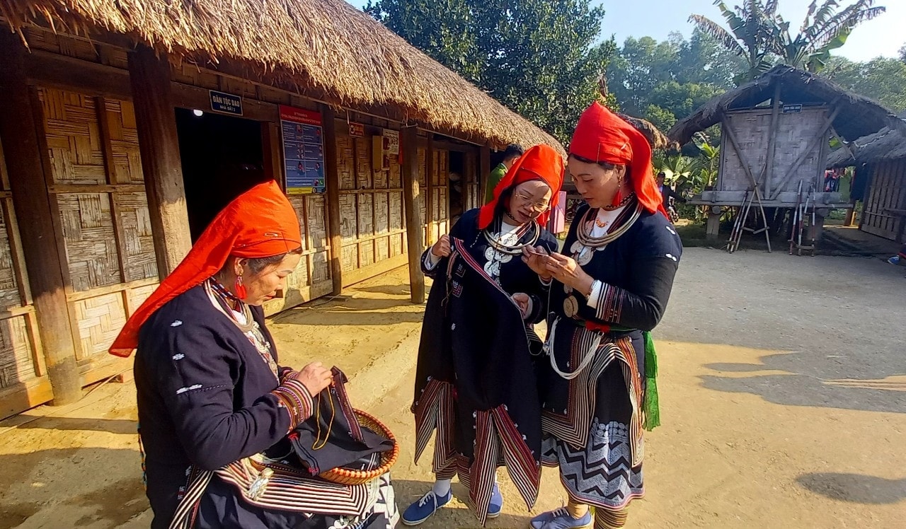 Khuy áo được làm bằng những đồng bạc chạm trổ khá công phu móc lại với nhau thành hình chéo