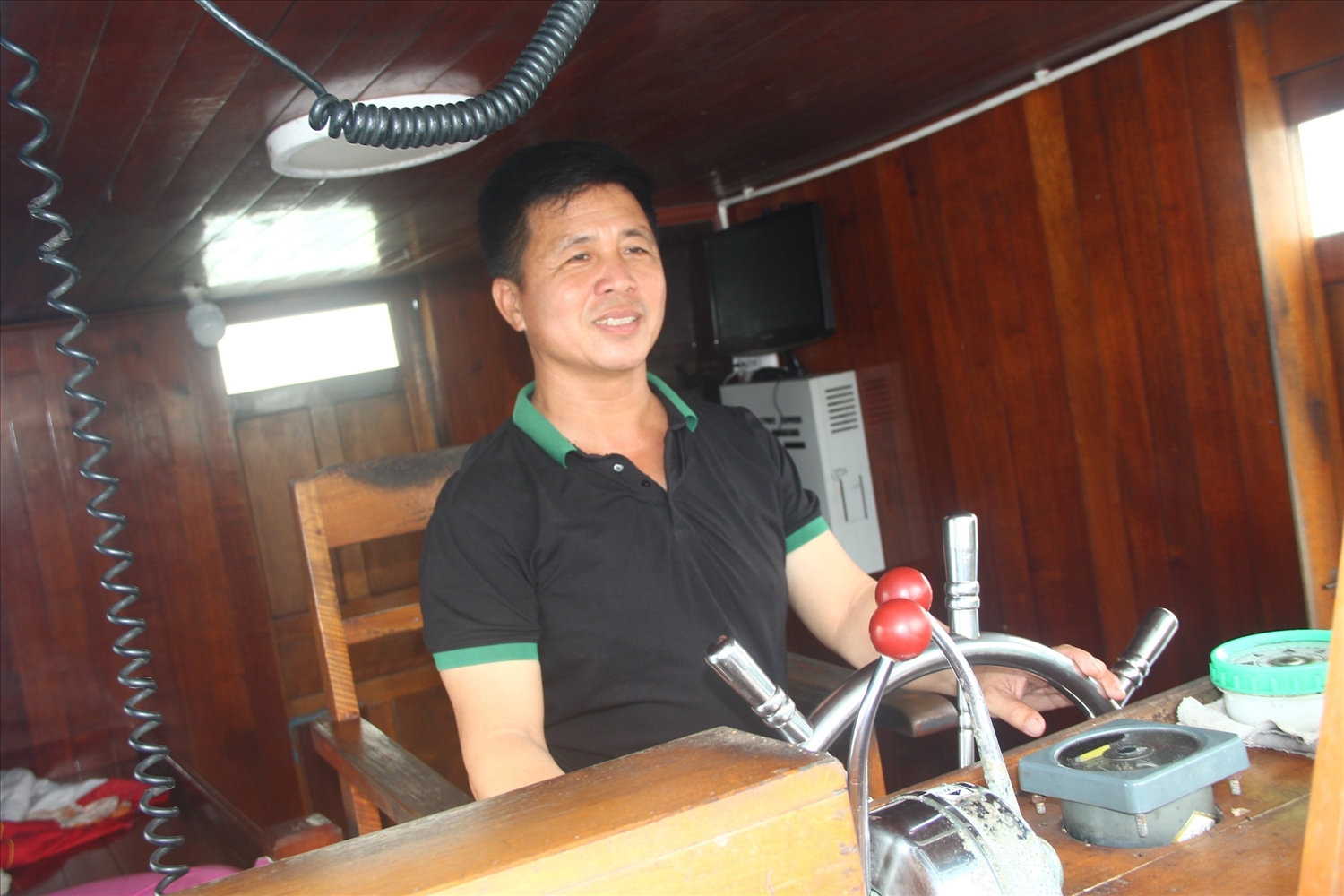 Anh Phan Văn Hải, người được bà con coi là thuyền trưởng của làng biển