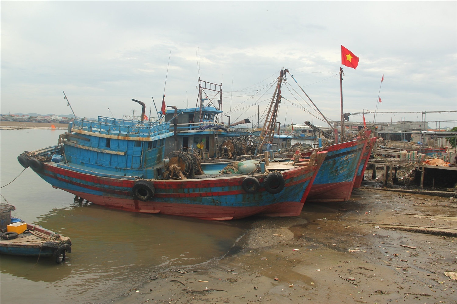 Đội tàu 5 chiếc của anh Hải vừa cập bờ sau những ngày dài bám biển