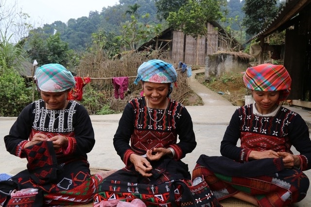 Với người Xa Phó, sản phẩm thêu của họ luôn nhiều màu sắc. Những họa tiết hoa văn có hình quả trám, hình tam giác, hình cây thông, hình vuông, hình sóng nước… Mỗi họa tiết, hình thù hoa văn đều thể hiện các sự vật, hiện tượng liên quan đến đời sống sinh hoạt, sản xuất của đồng bào với mong ước về sự no ấm và khát vọng sống mãnh liệt - Ảnh: VGP/Lê Thanh Cường