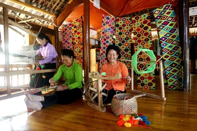 Kỹ thuật dệt chăn thổ cẩm truyền thống của người Tày Nghĩa Đô (Bảo Yên, Lào Cai) có các công đoạn: Quay sợi, mắc khung dệt, tạo hoa văn, dệt vải. Nghề dệt thổ cẩm đòi hỏi sự kiên trì, đôi bàn tay khéo léo và sự sáng tạo của người phụ nữ. Các mẫu thổ cẩm của người Tày là sự kết hợp hài hòa giữa đường nét, màu sắc và hoa văn - Ảnh: VGP/Lê Thanh Cường