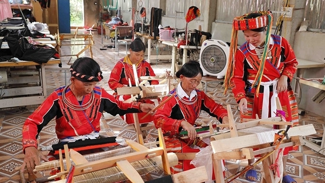 Phụ nữ Pà Thẻn ở xã Tân Bắc, huyện Quang Bình (Hà Giang) vay vốn ưu đãi phát triển nghề dệt vải truyền thống Phụ nữ Pà Thẻn ở xã Tân Bắc, huyện Quang Bình (Hà Giang) vay vốn ưu đãi phát triển nghề dệt vải truyền thống
