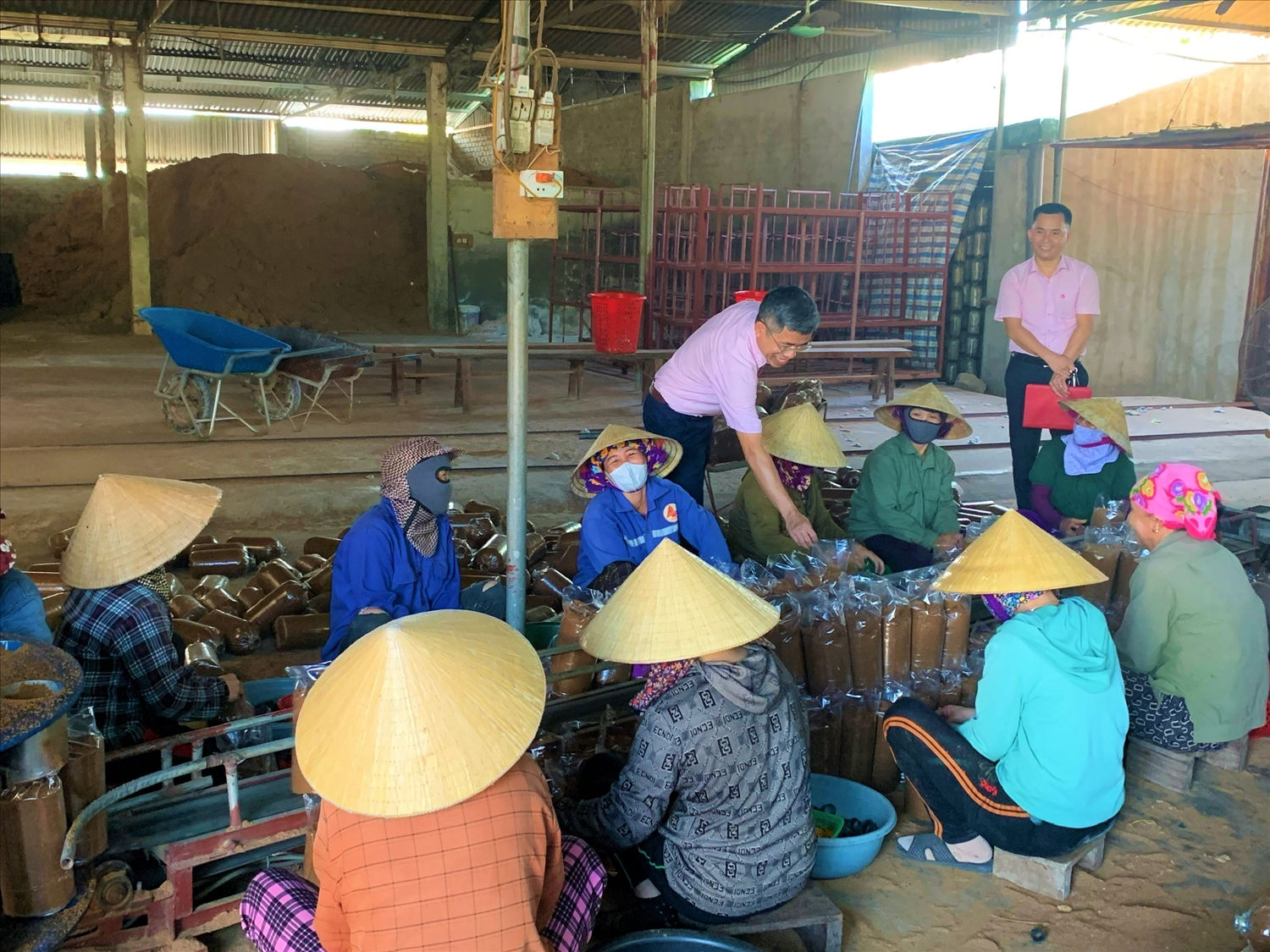 Tín dụng chính sách xã hội tiếp sức cho phụ nữ nghèo vươn lên làm chủ kinh tế gia đình Tín dụng chính sách xã hội tiếp sức cho phụ nữ nghèo ở Nghệ An vươn lên làm chủ kinh tế gia đình