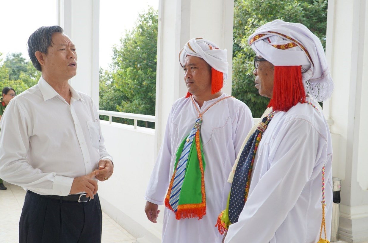 Đồng chí Phan Văn Đăng, Phó Chủ tịch Thường trực UBND tỉnh trò chuyện cùng các chức sắc bên lề Hội nghị Tuyên dương mô hình, điển hình tiên tiến trong phong trào toàn dân bảo vệ an ninh Tổ quốc