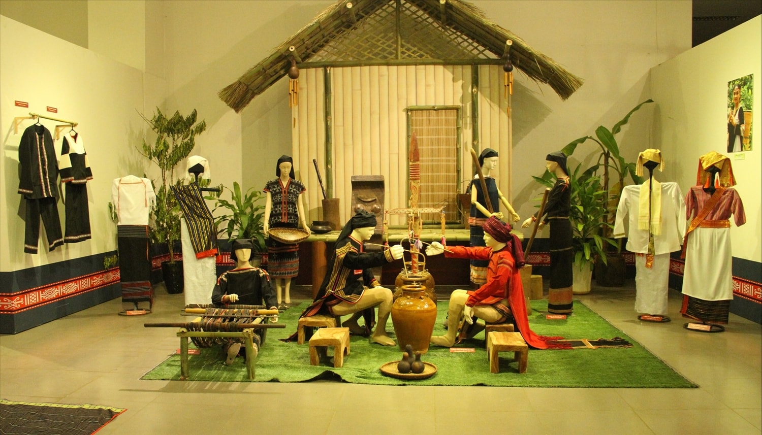 Không gian trưng bày trang phục nhóm ngôn ngữ Nam Đảo, chủ đạo là nghi lễ của dân tộc Ê Đê trước sân nhà dài