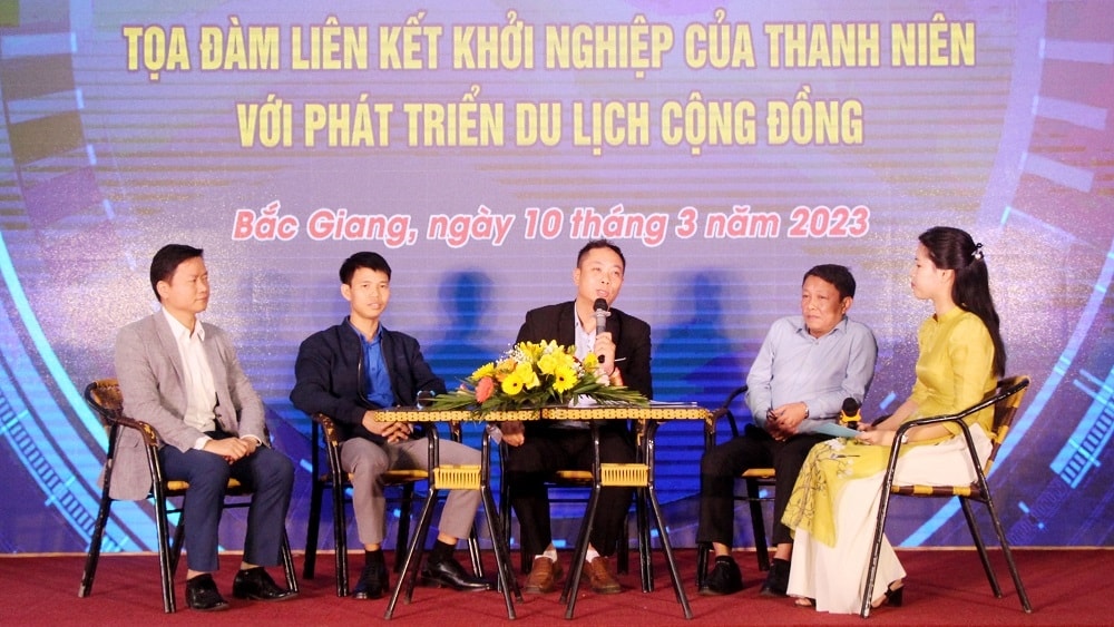 Các đại biểu  trao đổi tại tọa đàm