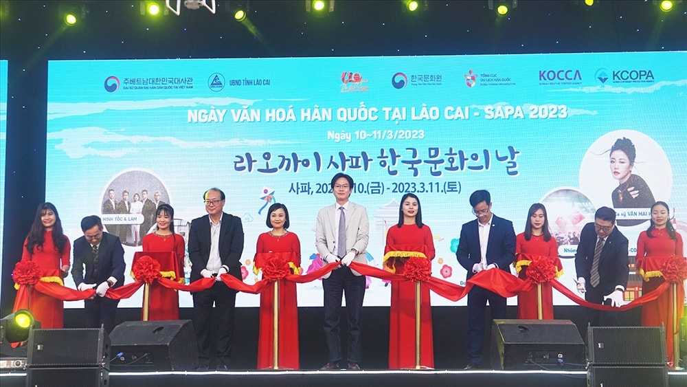 Các đại biểu cắt băng khai mạc “Ngày văn hóa aHàn Quốc tại Lào Cai - Sa Pa năm 2023” Các đại biểu cắt băng khai mạc “Ngày văn hóa aHàn Quốc tại Lào Cai - Sa Pa năm 2023”