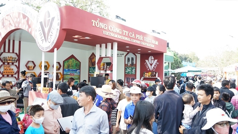 Đông đảo Nhân dân và du khách đến tham quan các gian hàng